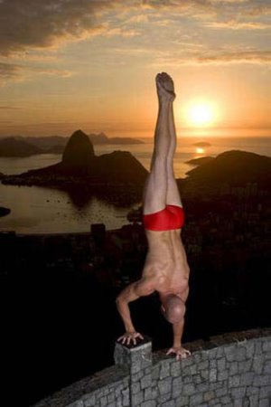 Eskil Ronningsbakken balancing performance stunts