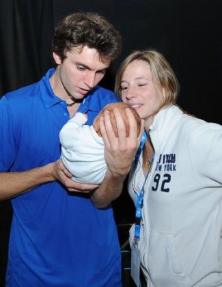 gilles simon girlfriend wife carine lauret with baby