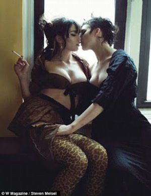 girls making out Daisy Lowe and Eliza Cummings