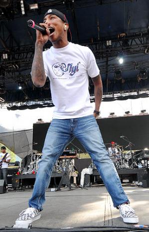 blue jeans white shirt men style pharrell williams