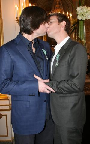straight men celebrity gay kiss - ewan jim