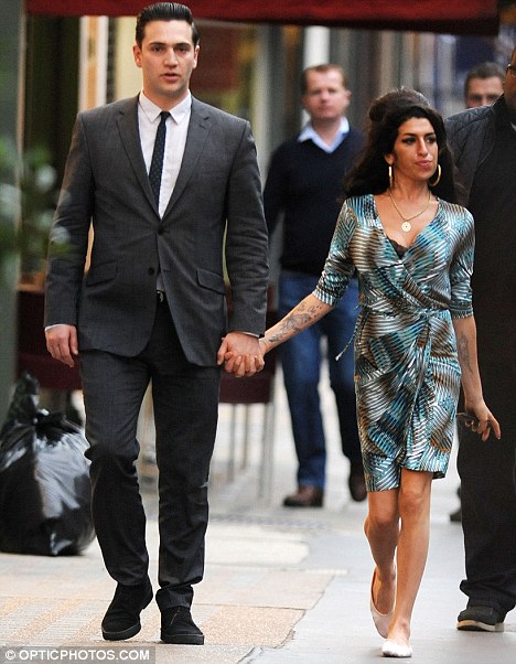 Breast Implants Gone Wrong Amy Winehouse Leaks Famewatcher 