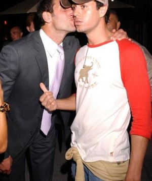 straight men kissing guys - enrique iglesias