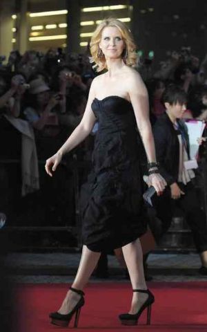 celebrities wearing calvin black klein dresses cynthia nixon strapless