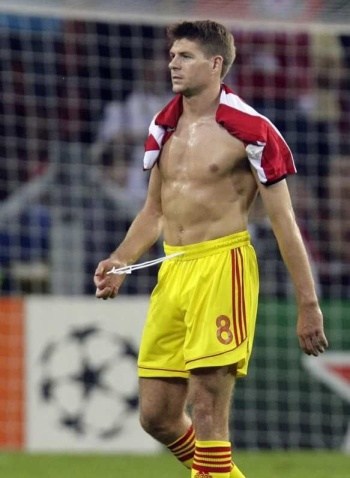 steven gerrard shirtless in the pitch