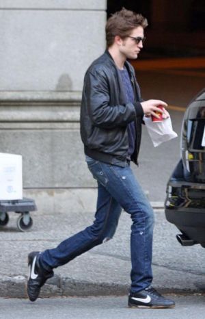 celebrities wearing denim and thread jeans