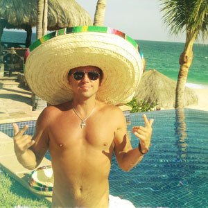 shirtless country singer - kenny chesney - facebook