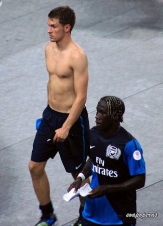 Aaron-Ramsey-shirtless-arsenal-football-hunk