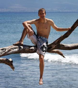 Com uma devoção
ao cristianismo
,
 Caranguejo mostrando seu corpo nu, com forma atlética na praia
