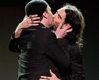 straight guys kissing each other on the lips - russell brand and jason segel