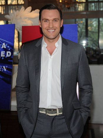 Owain Yeoman boxer hot in suit