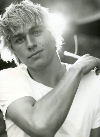 charlie hunnam young hot actor