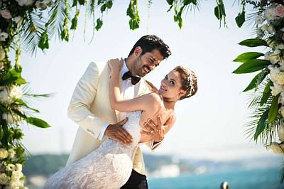 Burak Özçivit wedding to wife fahriye evcen