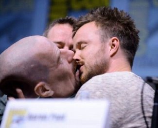 Aaron Paul gay kissing bryan cranston