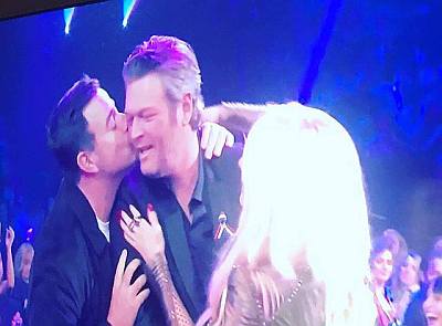 carson daly gay kissing blake shelton 2018 pca