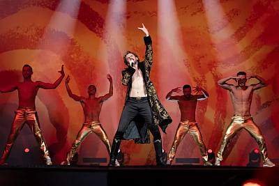 dan stevens shirtless as alexander lemtov in eurovision