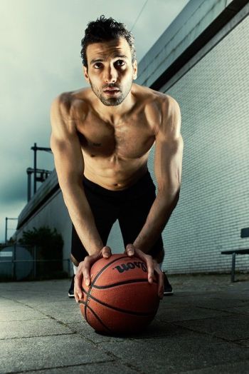 Marwan Kenzari shirtless workout
