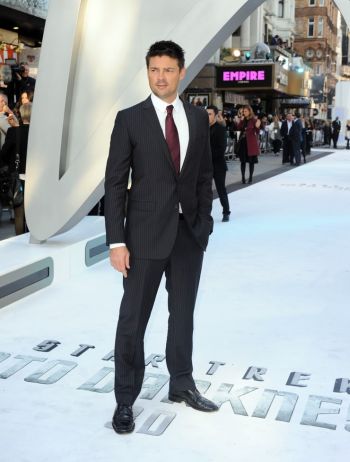 karl urban hot in suit and tie red carpet