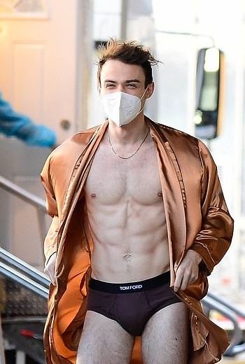 tom ford male underwear models - Thomas Doherty gossip girl set