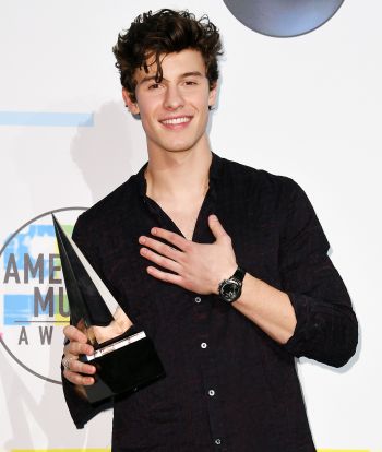 shawn mendes american music award trophy