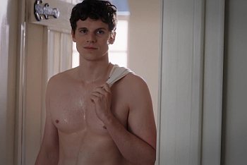 Ruairi O’Connor shirtless in royal rendezvous as james the marquess of cornsworthy