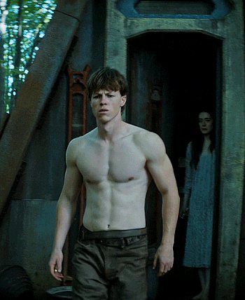 Milo Callaghan hot shirtless body