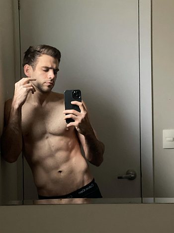 andres baida ropa interior sin camisa