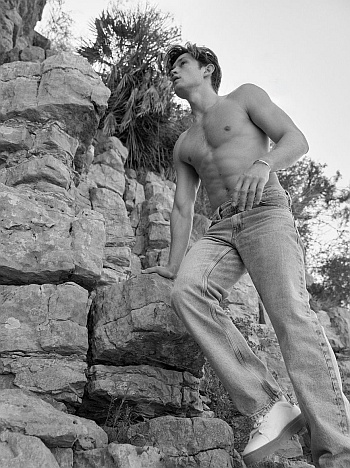 Damian Hardung hot shirtless